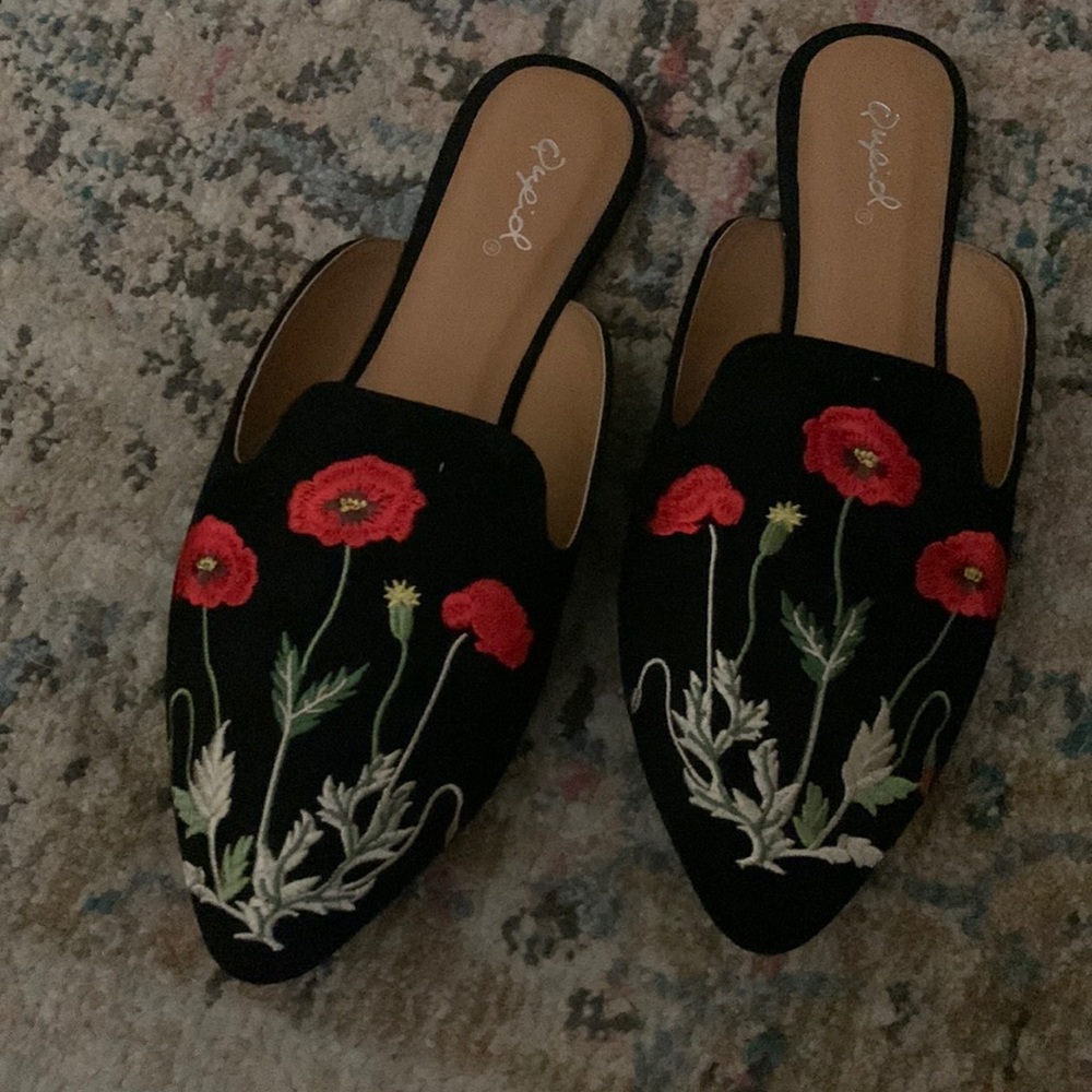 Qupid Women's Size 7 Black Embroidered Flat Shoes